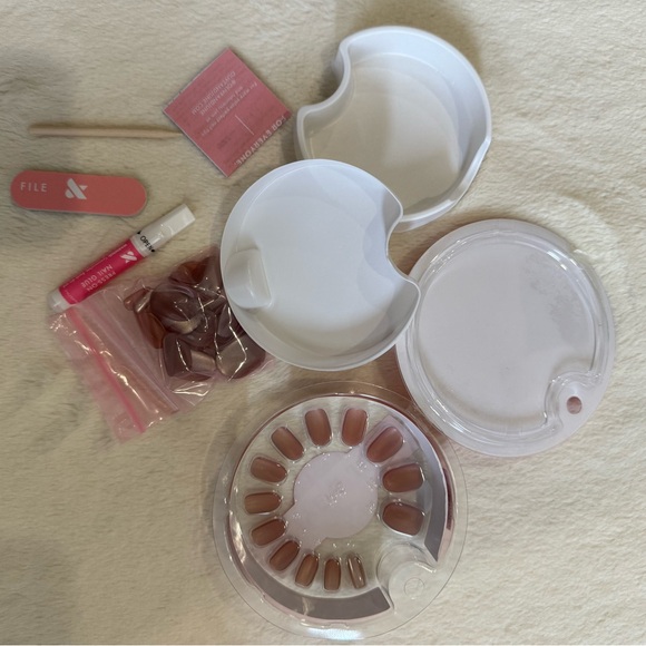 Olive & June Press On Nails - Picture 2 of 2